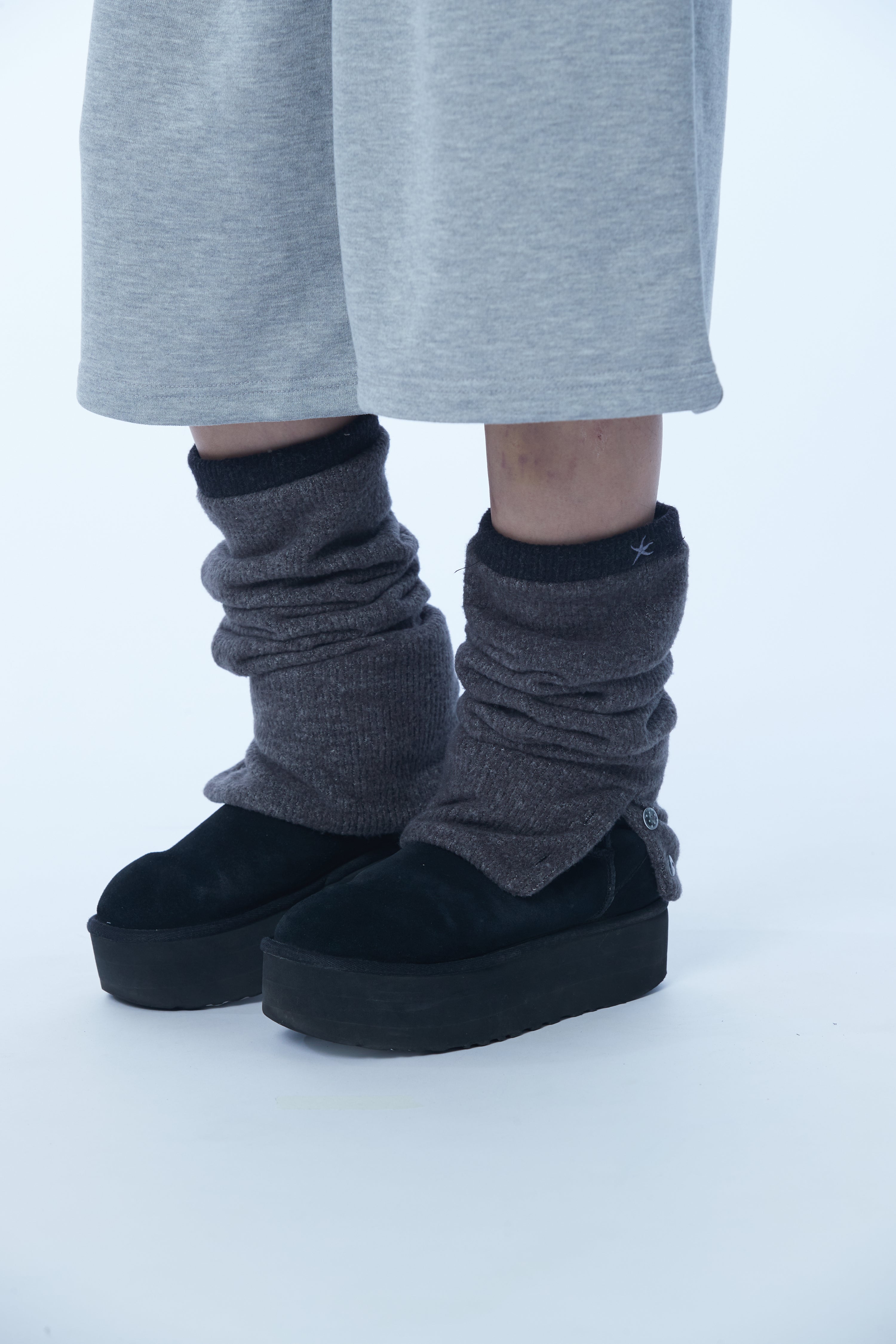 TCM button knit warmer (charcoal)