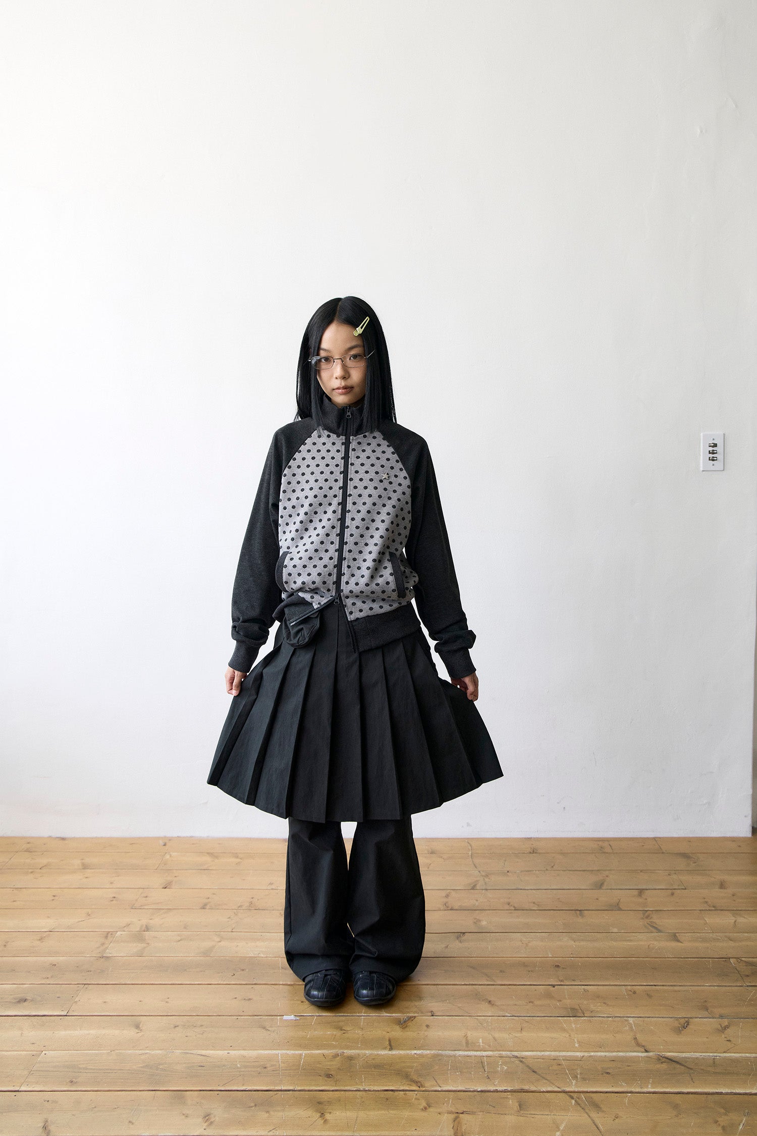 TCM dot raglan zip-up (charcoal/black)