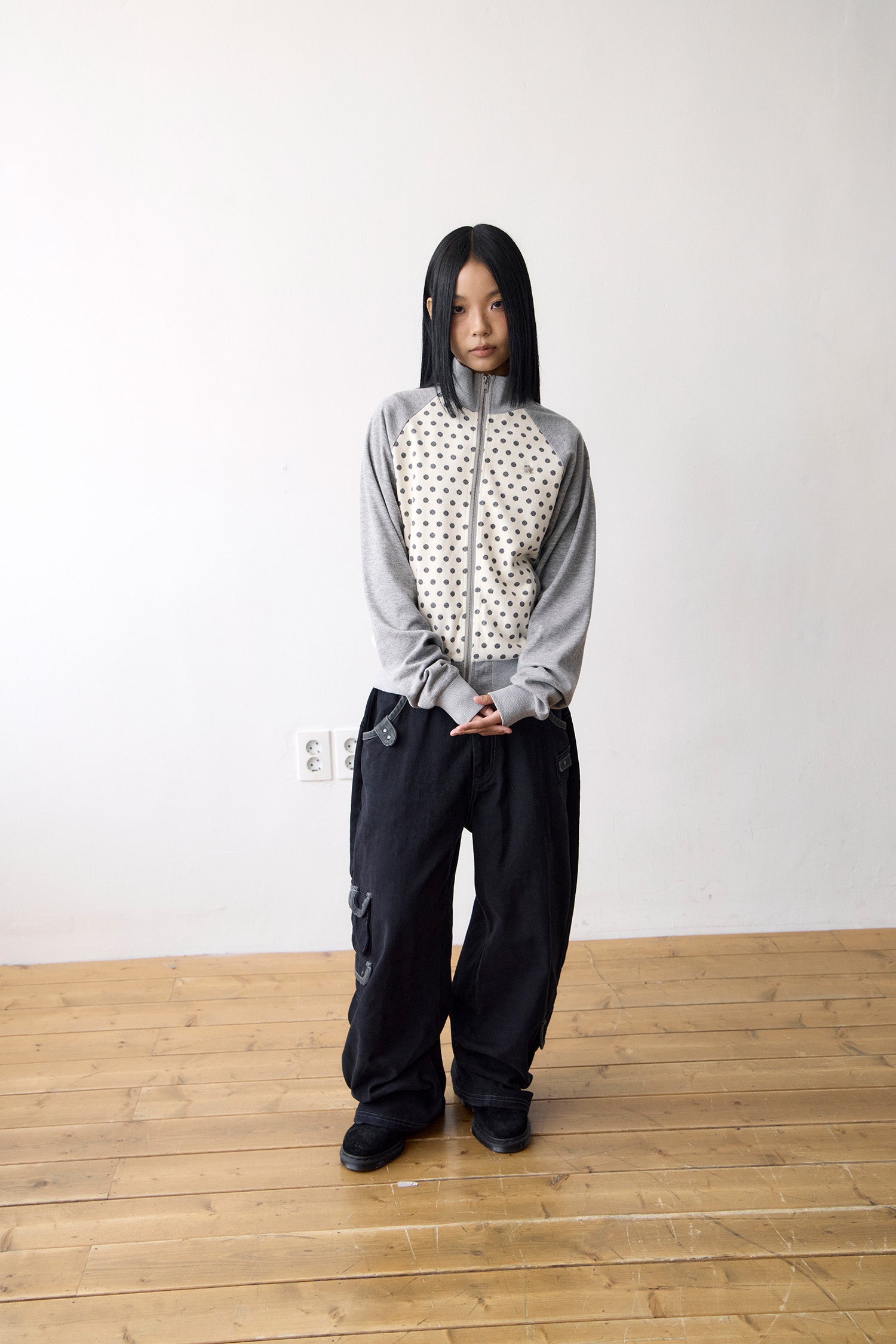 TCM dot raglan zip-up (beige/grey)