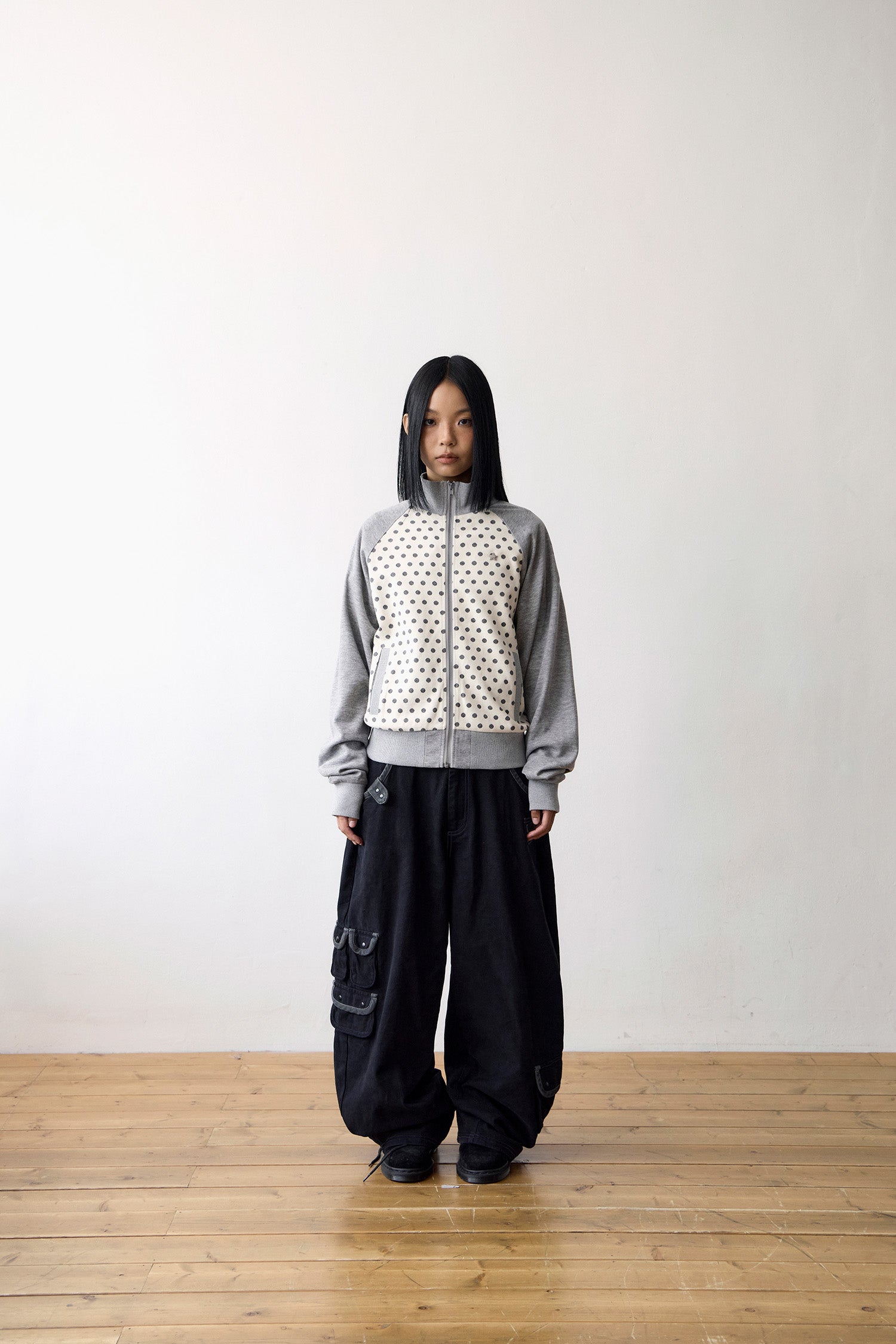 TCM dot raglan zip-up (beige/grey)