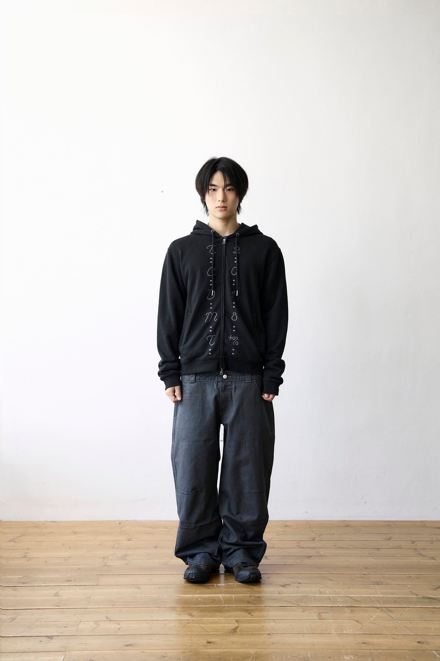 TCM center stitch hooded zip-up (black)