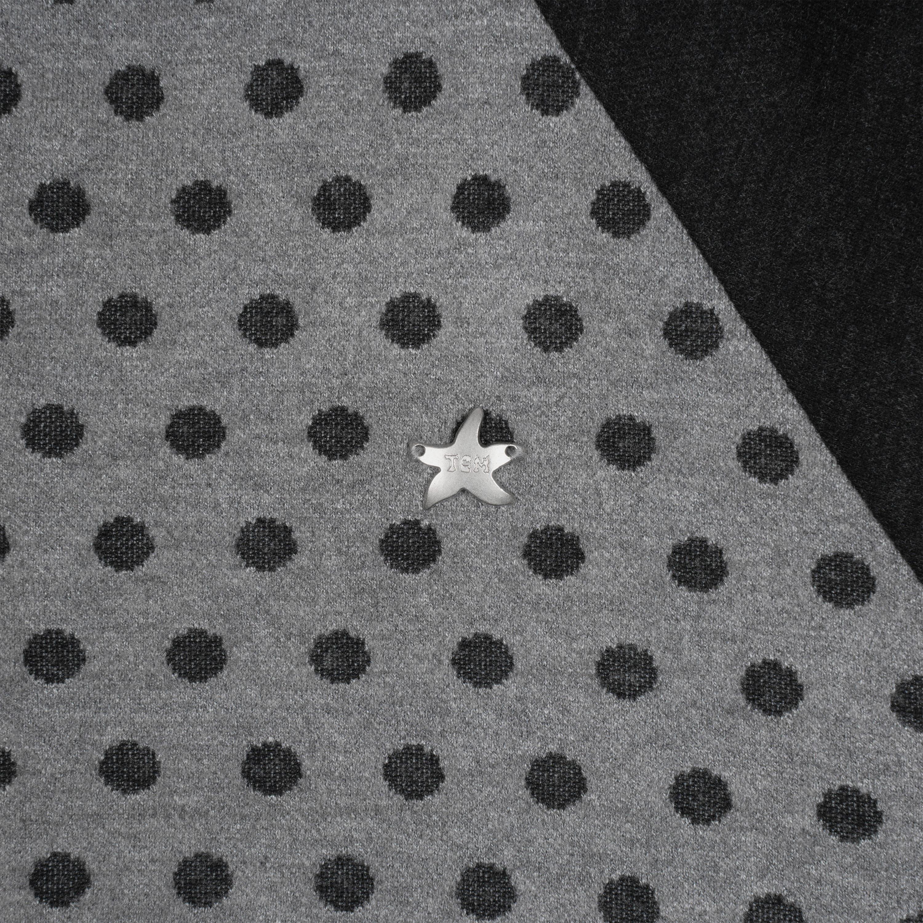 TCM dot raglan zip-up (charcoal/black)