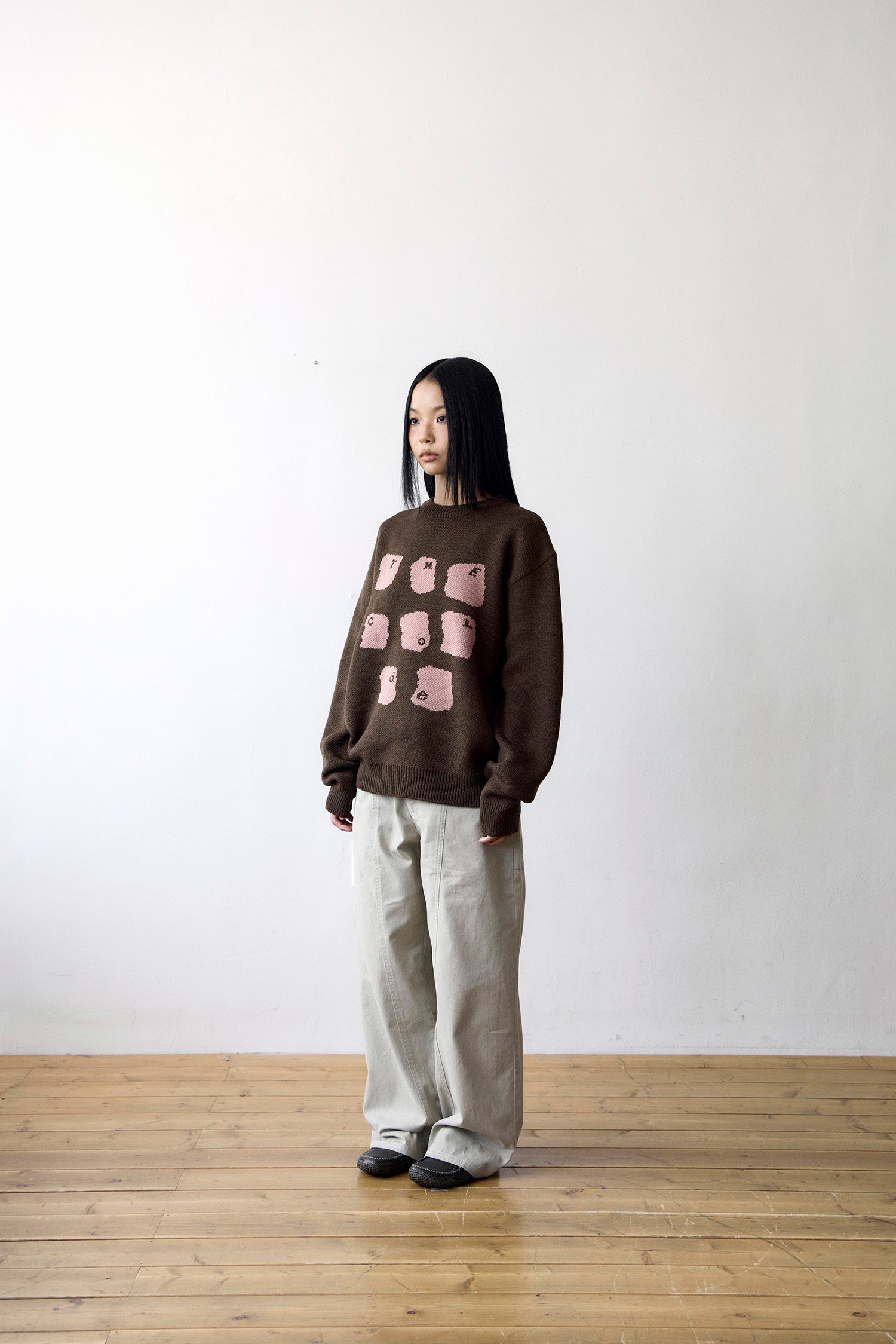 TCM typing logo knit (brown)