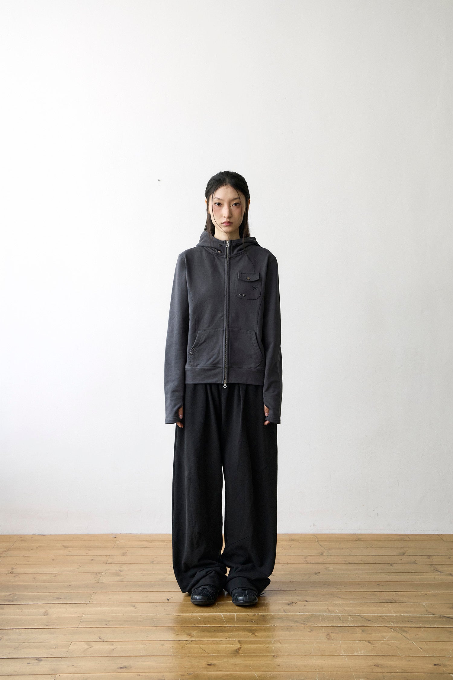 TCM easy pocket hooded zip-up (charcoal)