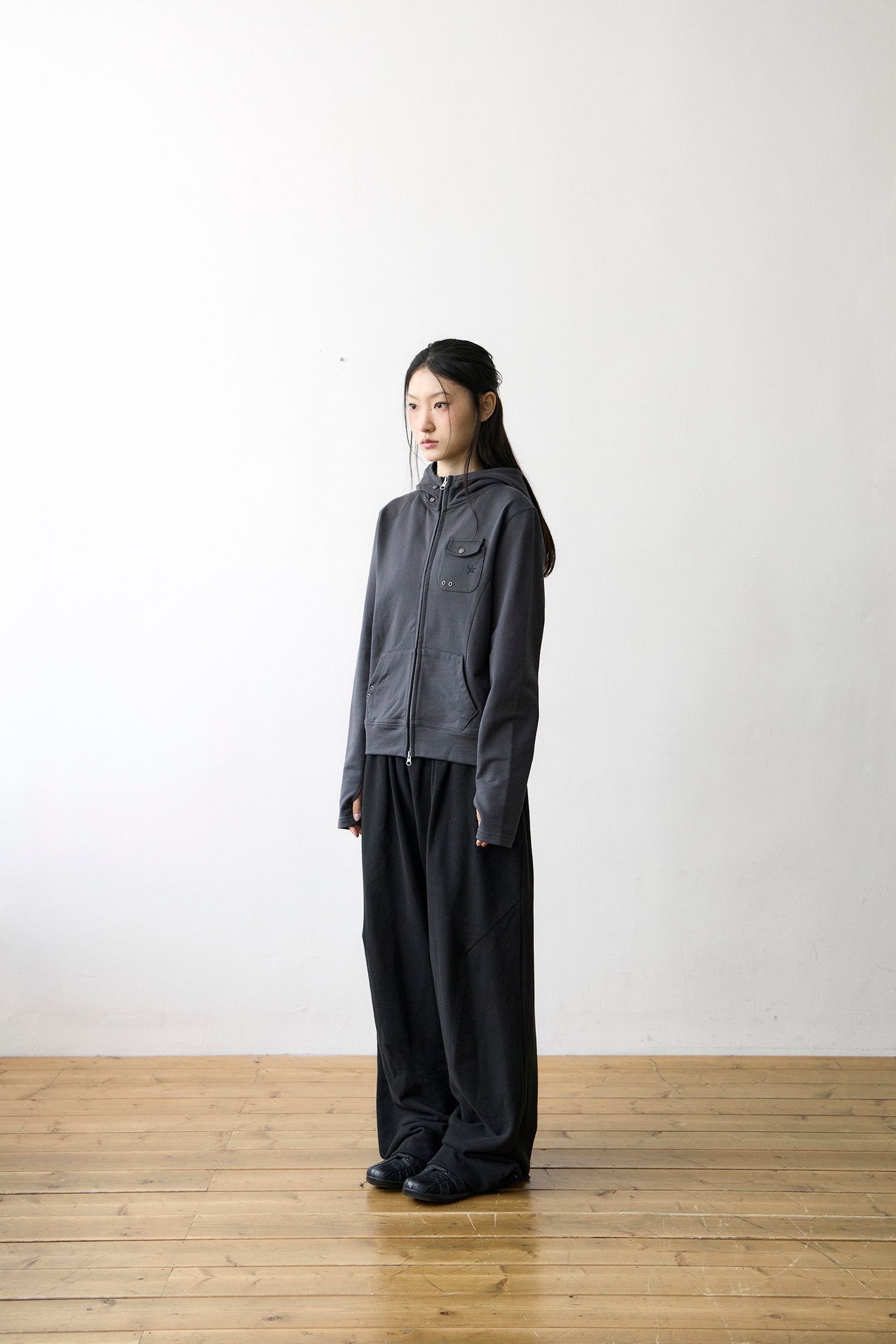 TCM easy pocket hooded zip-up (charcoal)