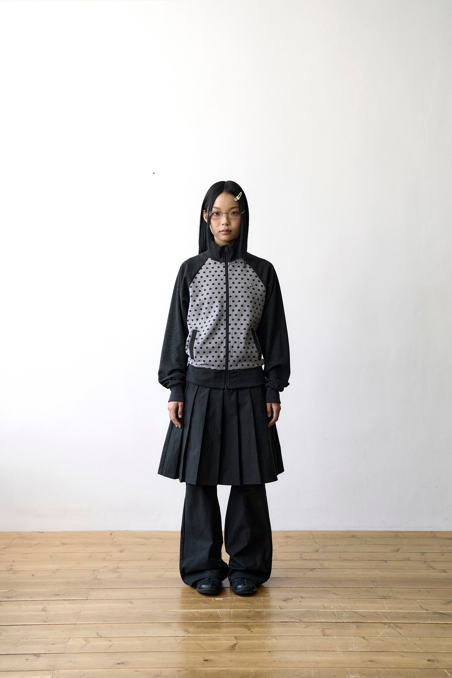 TCM dot raglan zip-up (charcoal/black)