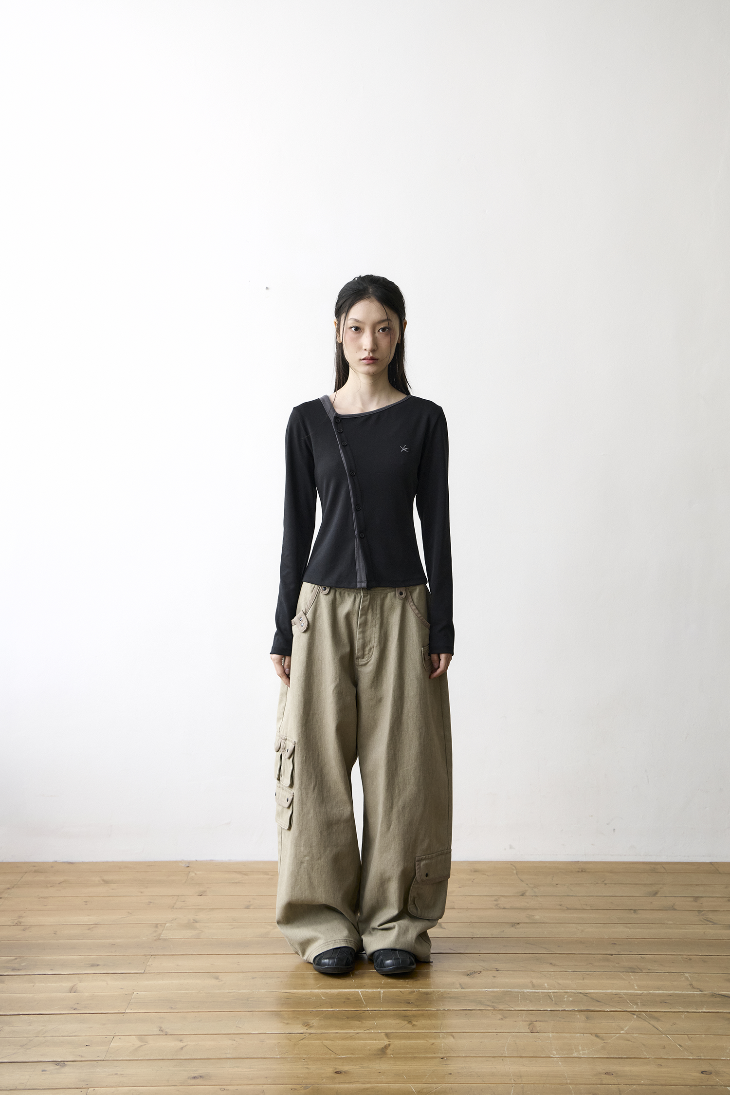 TCM twist button long sleeve (black)