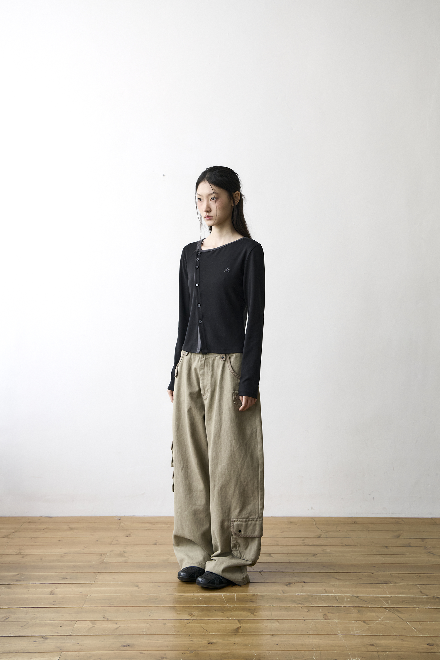 TCM twist button long sleeve (black)