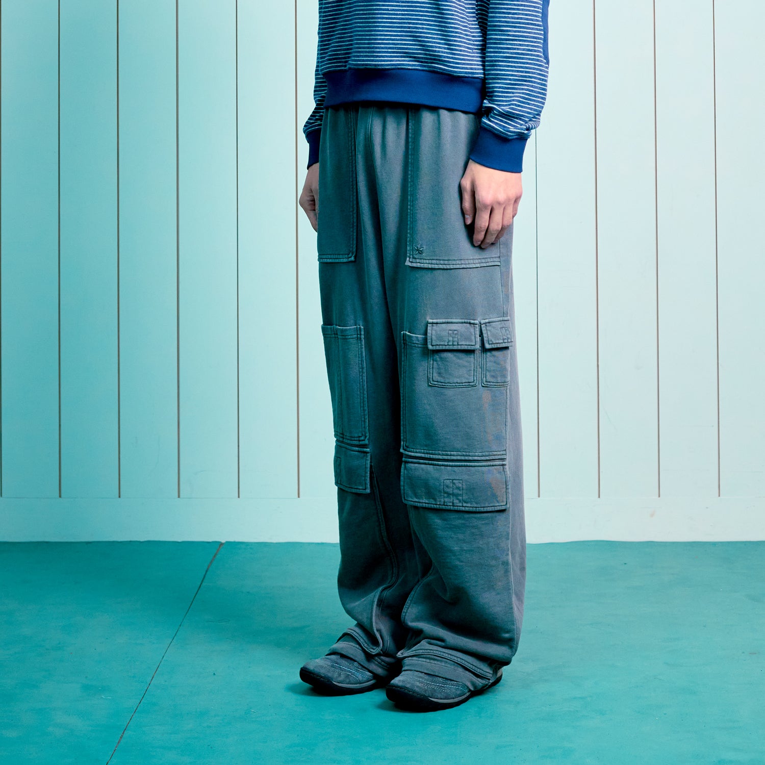 TCM pigment multi cargo sweat pants (charcoal)