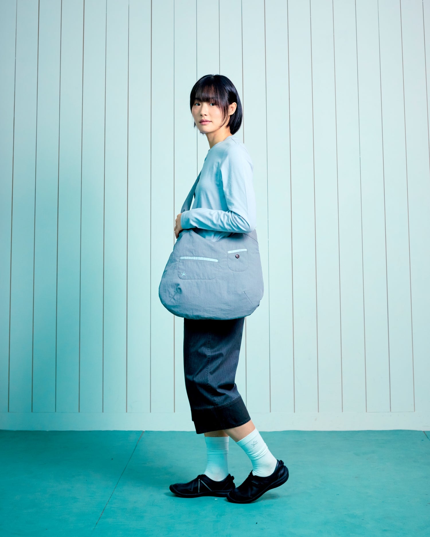 TCM curved pocket cross bag (grey)