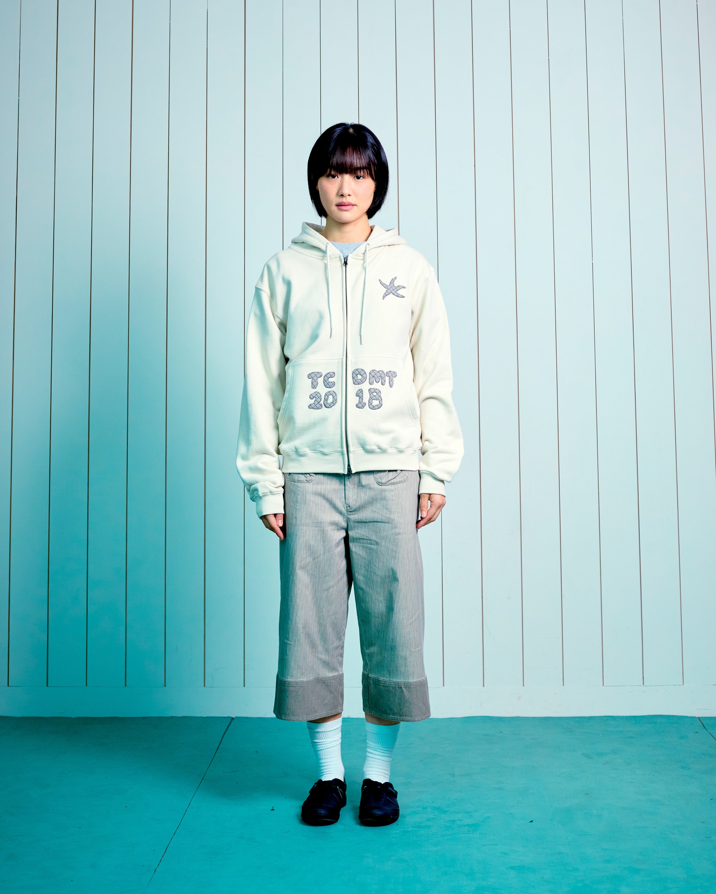 TCM logo applique hooded zip-up (oatmeal)