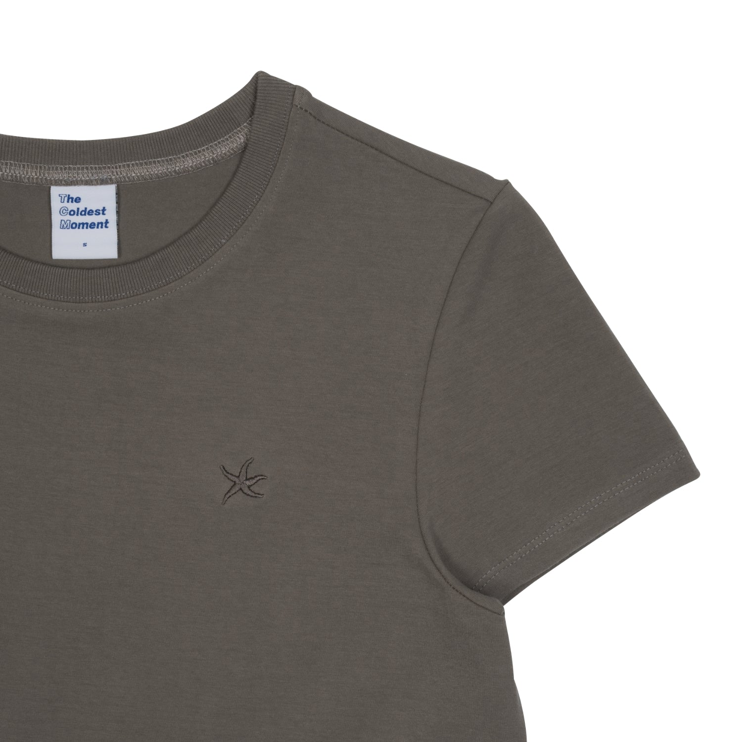 (w) TCM mini logo curved T (grey)